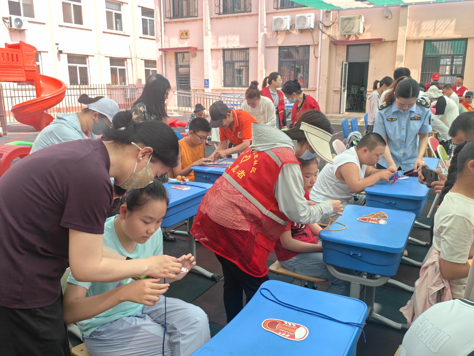 里社区：党旗辉映爱心桥澳门新葡京茶淀街道清园(图2)