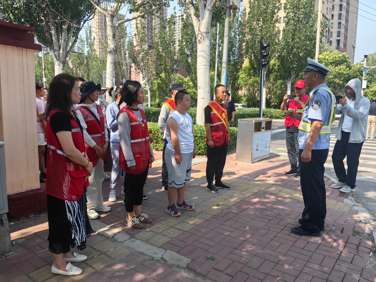 里社区：党旗辉映爱心桥澳门新葡京茶淀街道清园(图1)