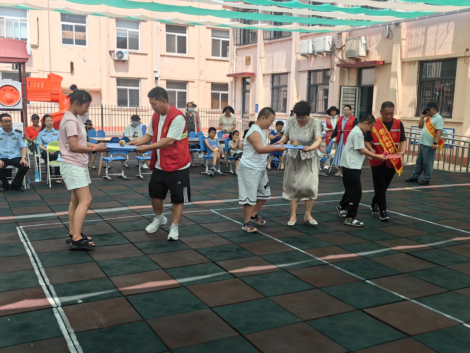 里社区：党旗辉映爱心桥澳门新葡京茶淀街道清园(图3)