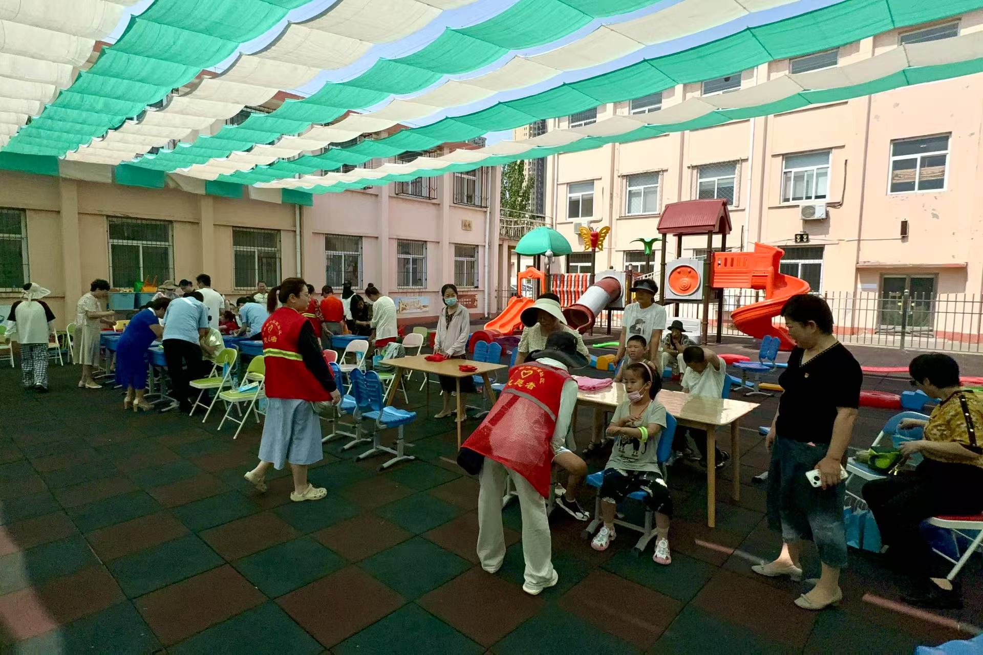 里社区：党旗辉映爱心桥澳门新葡京茶淀街道清园(图4)