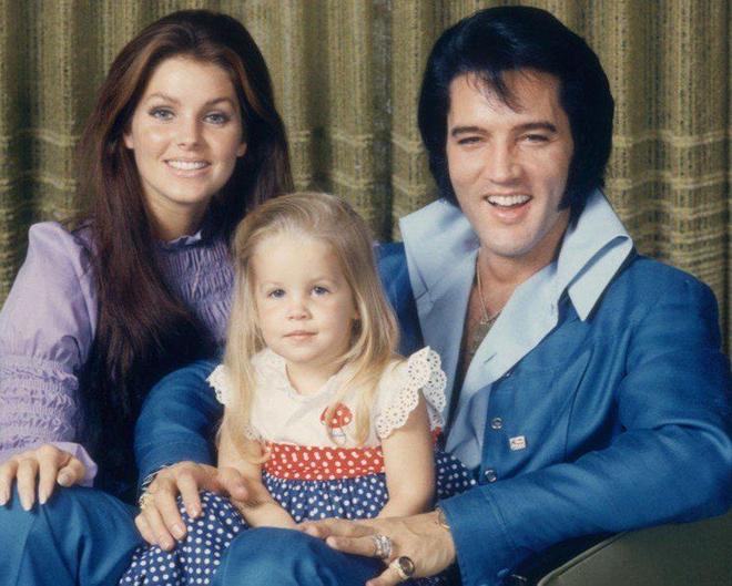 拉·普雷斯利猫王的养成芭比娃娃新葡京小歌迷嫁给偶像巨星普莉希(图2)