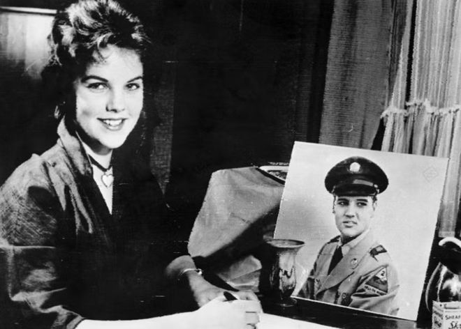 拉·普雷斯利猫王的养成芭比娃娃新葡京小歌迷嫁给偶像巨星普莉希(图9)