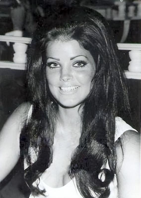 拉·普雷斯利猫王的养成芭比娃娃新葡京小歌迷嫁给偶像巨星普莉希(图17)