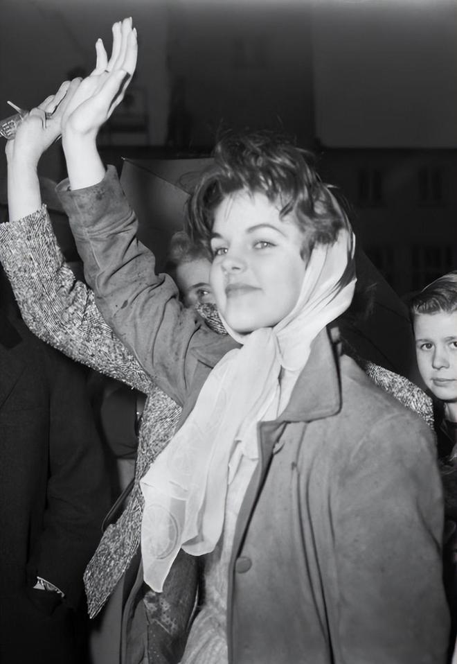 拉·普雷斯利猫王的养成芭比娃娃新葡京小歌迷嫁给偶像巨星普莉希(图28)